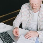 Ηλικιωμένος άντρας στη Γερμανία ελέγχει τα έγγραφα συνταξιοδότησης του