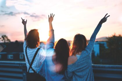 Ευτυχισμένη παρέα κοριτσιών με υψωμένα χέρια