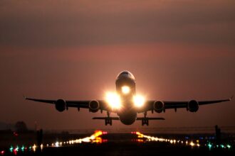 Αεροπλάνο ετοιμάζεται να προσγειωθεί σε αεροδρόμιο της Γερμναίας