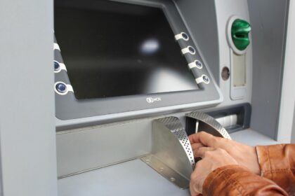 Ανάληψη μετρητών από ΑΤΜ γερμανικής τράπεζας