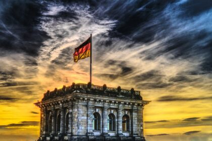 Η γερμανική σημαία υψωμένη στη bundestag