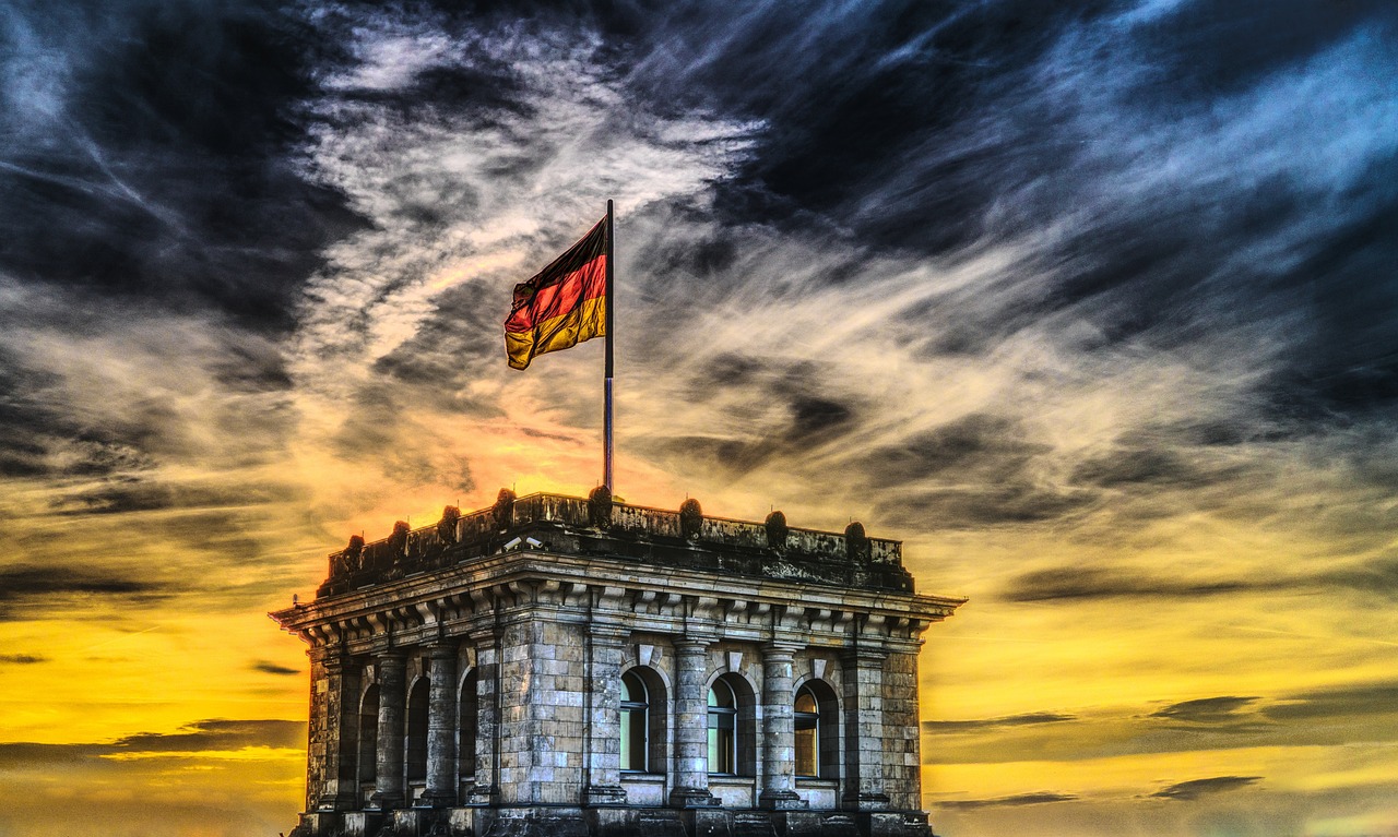 Η γερμανική σημαία υψωμένη στη bundestag