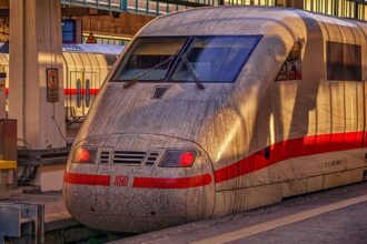 Βρώμικο τρένο ICE της Deutsche Bahn σε γερμανικό σιδηροδρομικό σταθμό