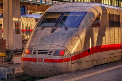 Βρώμικο τρένο ICE της Deutsche Bahn σε γερμανικό σιδηροδρομικό σταθμό