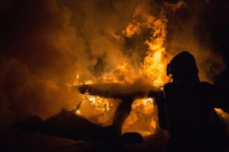 Πύρινο μέτωπο στο Harz: Ο άνεμος απειλεί με νέα εξάπλωση της φωτιάς - 300 πυροσβέστες