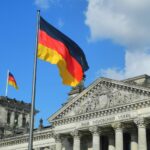 Η γερμανική σημαία κυματίζει στη Bundestag στο Βερολίνο