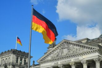 Η γερμανική σημαία κυματίζει στη Bundestag στο Βερολίνο
