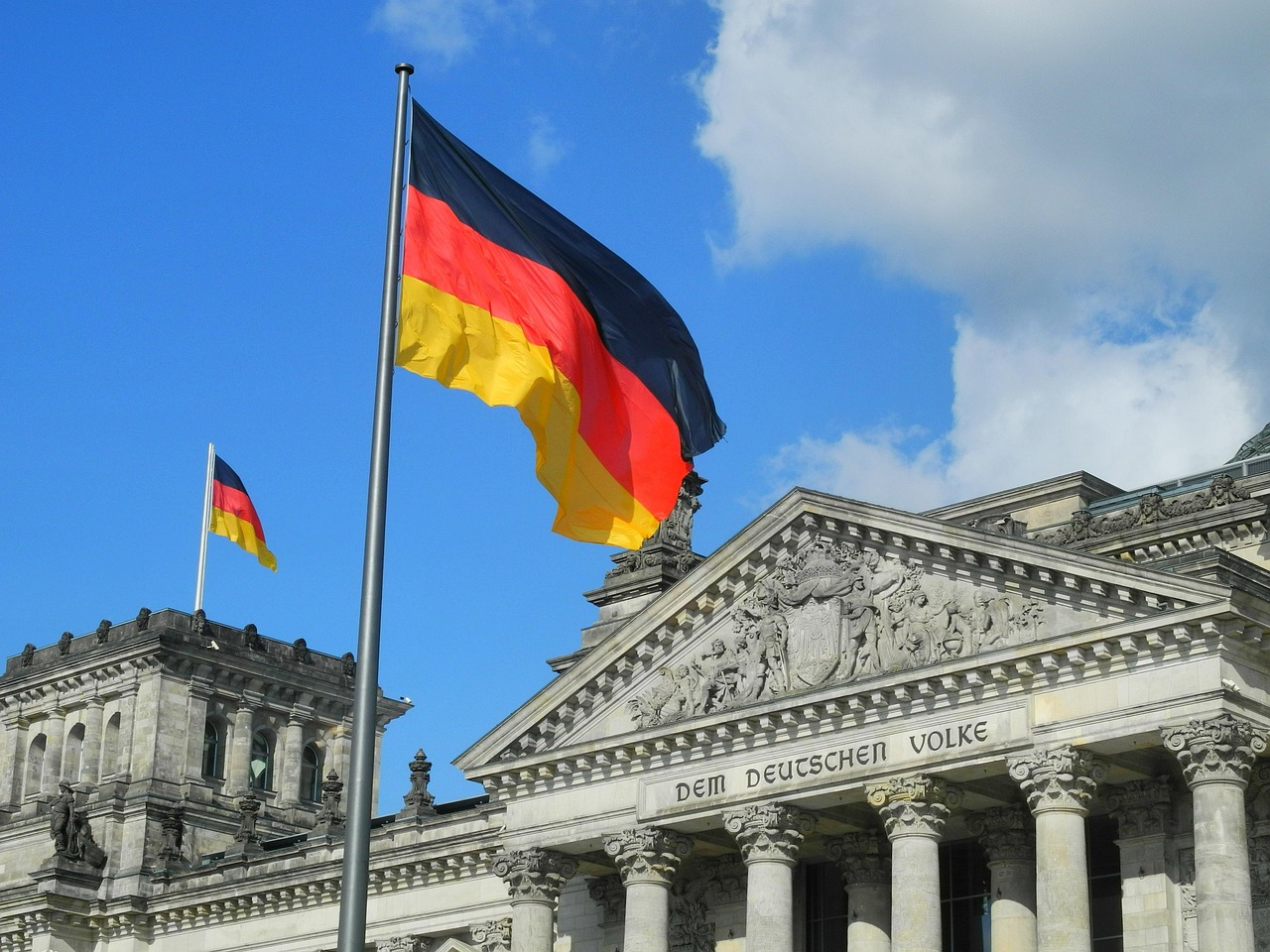 Η γερμανική σημαία κυματίζει στη Bundestag στο Βερολίνο