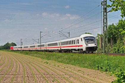 Τρένο ICE της γερμανικής Deutsche Bahn διασχίζει το γερμανικό σιδηροδρομικός δίκτυο