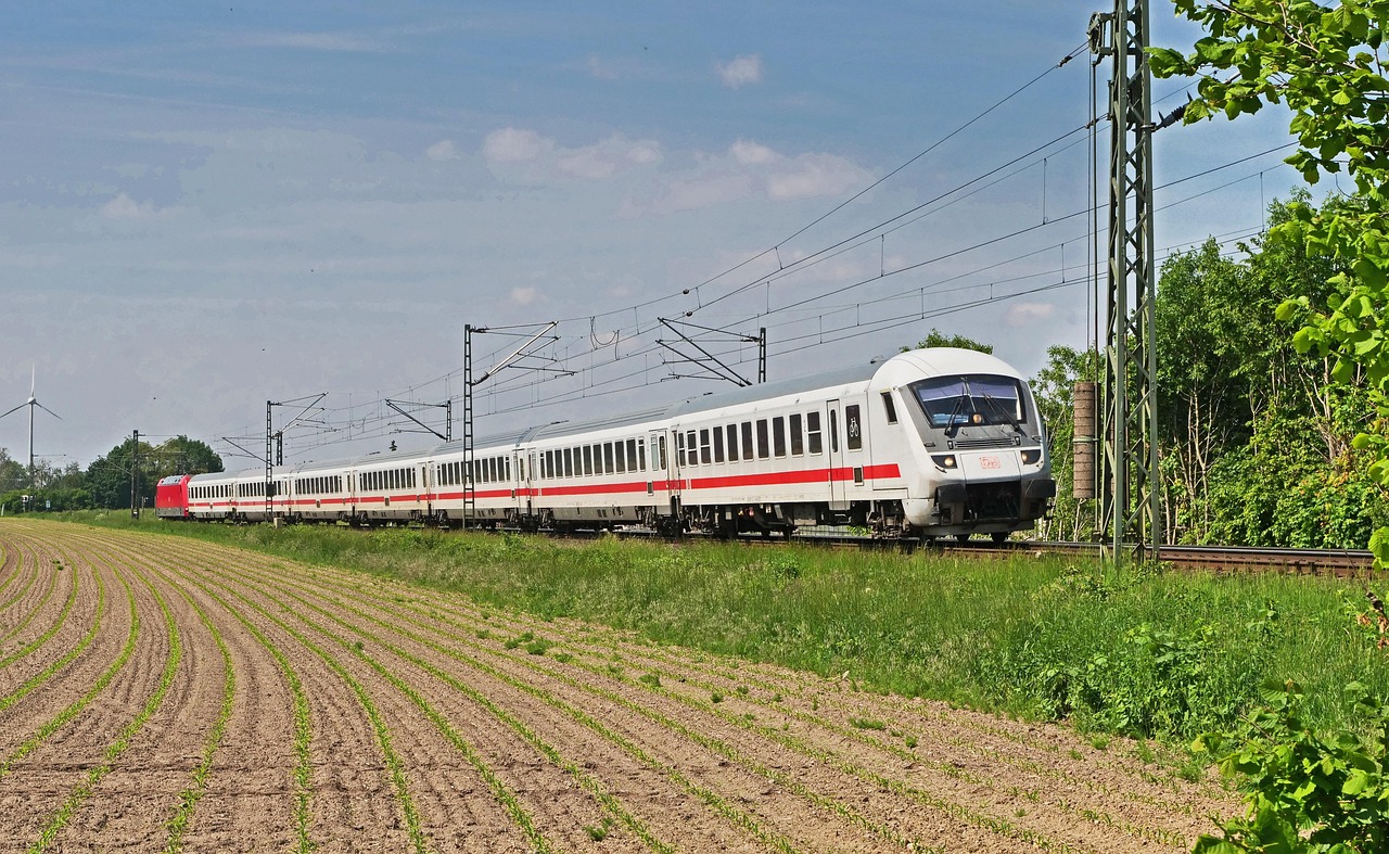 Τρένο ICE της γερμανικής Deutsche Bahn διασχίζει το γερμανικό σιδηροδρομικός δίκτυο