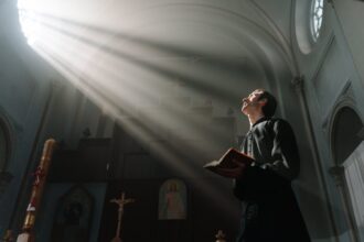 Ιερέας σε καθολική εκκλησία στη Γερμανία κρατάει τη Βίβλο