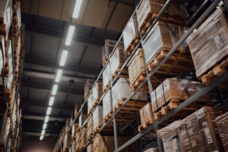 Η αποθήκη είναι ένα κρίσιμο στοιχείο των logistics μιας επιχείρησης, λειτουργώντας ως κέντρο διαχείρισης αποθεμάτων και κόμβος για την παραλαβή, αποθήκευση και διανομή προϊόντων