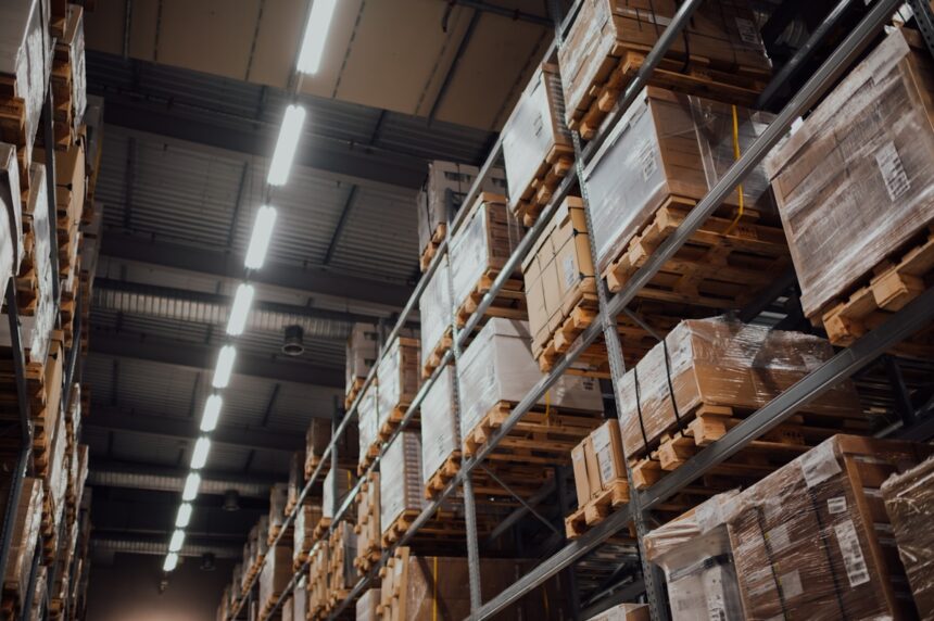 Η αποθήκη είναι ένα κρίσιμο στοιχείο των logistics μιας επιχείρησης, λειτουργώντας ως κέντρο διαχείρισης αποθεμάτων και κόμβος για την παραλαβή, αποθήκευση και διανομή προϊόντων