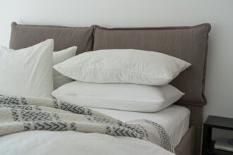 Λευκά μαξιλάρια σε κρεβάτι σε γερμανικό διαμέρισμα