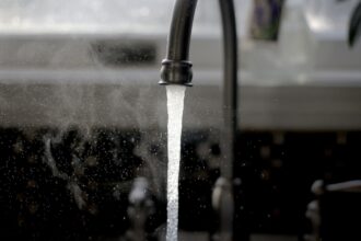 Πόσιμο νερό τρέχει σε νεροχύτη σε γερμανικό σπίτι