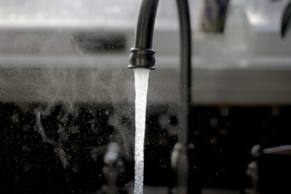 Πόσιμο νερό τρέχει σε νεροχύτη σε γερμανικό σπίτι