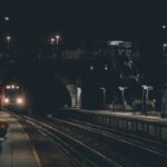 Νυχτερινό τρένο περνάει κάτω από πεζογέφυρα στη Γερμανία