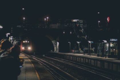 Νυχτερινό τρένο περνάει κάτω από πεζογέφυρα στη Γερμανία