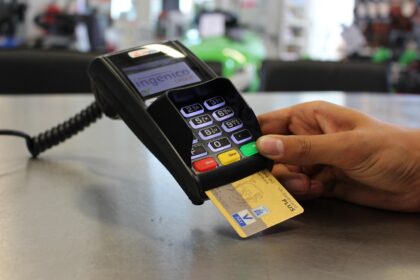 Πληρωμή με κάρτα σε τερματικό POS
