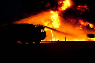Η πυροσβεστική υπηρεσία της Γερμανίας σε επιχείρηση κατάσβεσης φωτιάς νύχτα
