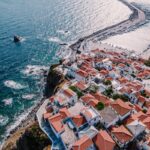 Η Σκόπελος είναι νησί της Ελλάδας το οποίο βρίσκεται στο δυτικό Αιγαίο πέλαγος και ανήκει στο νησιωτικό σύμπλεγμα των Σποράδων