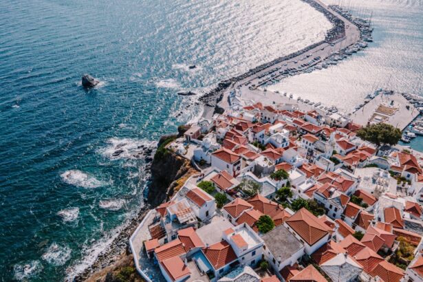 Η Σκόπελος είναι νησί της Ελλάδας το οποίο βρίσκεται στο δυτικό Αιγαίο πέλαγος και ανήκει στο νησιωτικό σύμπλεγμα των Σποράδων