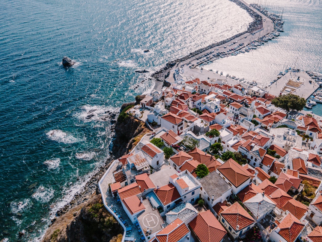 Η Σκόπελος είναι νησί της Ελλάδας το οποίο βρίσκεται στο δυτικό Αιγαίο πέλαγος και ανήκει στο νησιωτικό σύμπλεγμα των Σποράδων