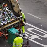 Σκουπιδιάρικο με το προσωπικό του δήμου κατά τη διάρκεια αποκομιδής απορριμμάτων σε γερμανική πόλη
