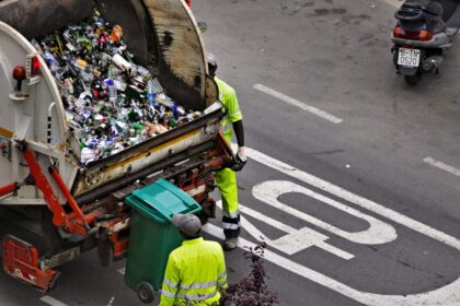 Σκουπιδιάρικο με το προσωπικό του δήμου κατά τη διάρκεια αποκομιδής απορριμμάτων σε γερμανική πόλη