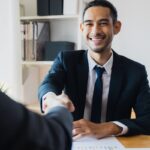 Επιχειρηματίες στη Γερμανία δίνουν τα χέρια μετά από συμφωνία για συνεργασία