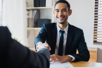 Επιχειρηματίες στη Γερμανία δίνουν τα χέρια μετά από συμφωνία για συνεργασία