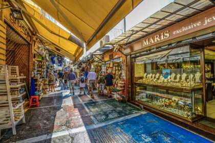 Τουρίστες σε σοκάκια γύρω από το Μοναστηράκι της Αθήνας