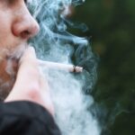 Άντρας εθισμένος στο κάπνισμα τραβάει τζούρα από το τσιγάρο του