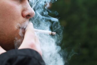 Άντρας εθισμένος στο κάπνισμα τραβάει τζούρα από το τσιγάρο του