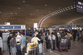 Επιβάτες σε αεροδρόμιο στη Γερμανία