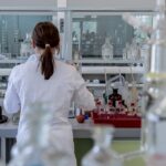 Γυναίκα επιστήμονας σε εργαστήριο στη Γερμανία
