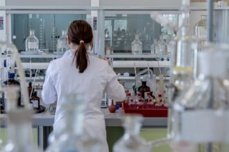 Γυναίκα επιστήμονας σε εργαστήριο στη Γερμανία