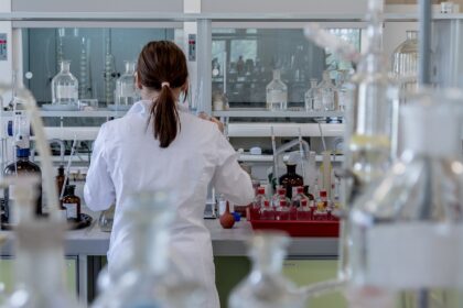 Γυναίκα επιστήμονας σε εργαστήριο στη Γερμανία