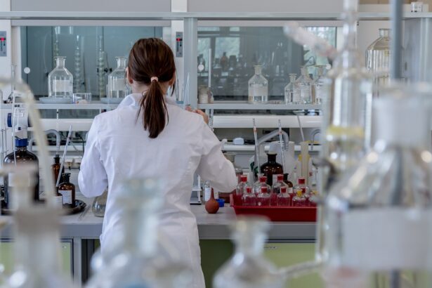Γυναίκα επιστήμονας σε εργαστήριο στη Γερμανία