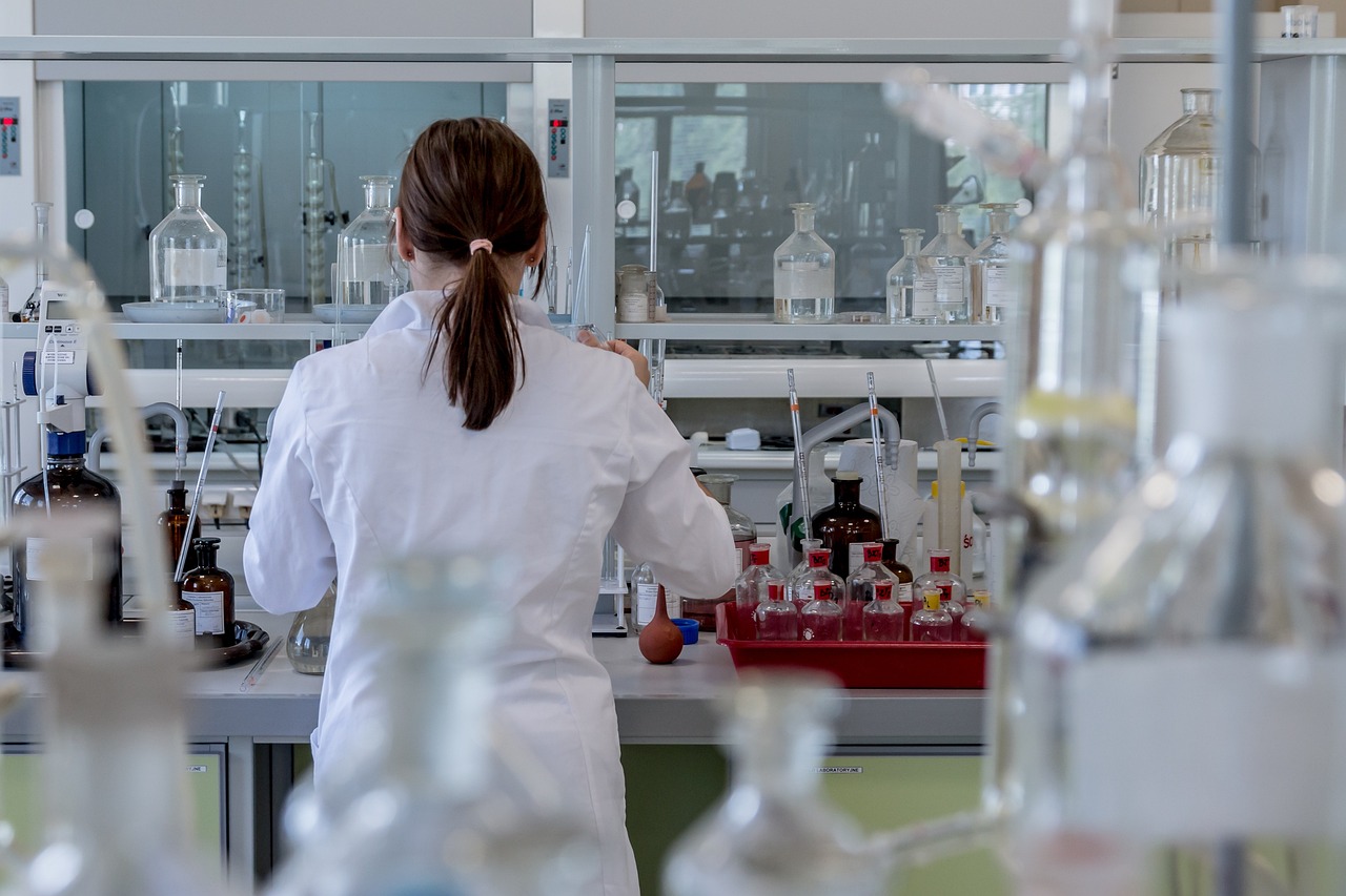 Γυναίκα επιστήμονας σε εργαστήριο στη Γερμανία