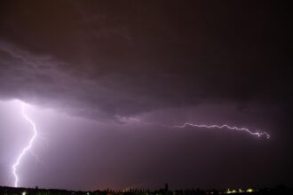 Η Νότια Γερμανία μπαίνει σε συναγερμό: Καταιγίδες, χιόνια, χαλάζι και 240 λίτρα νερού