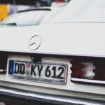 Παλιά πινακίδα σε παλιό αυτοκίνητο Mercedez Benz στη Γερμανία