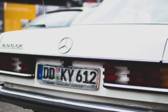 Παλιά πινακίδα σε παλιό αυτοκίνητο Mercedez Benz στη Γερμανία