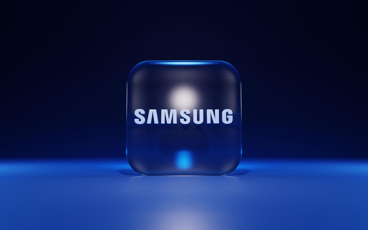 Η Samsung Electronics Co., Ltd. είναι νοτιοκορεατική πολυεθνική εταιρεία ηλεκτρονικών με έδρα το Σούουον της Νότιας Κορέας