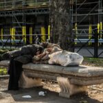 Άστεγος πολίτης κοιμάται σε παγκάκι
