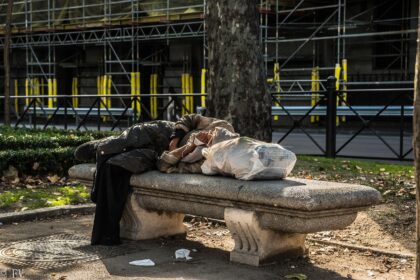Άστεγος πολίτης κοιμάται σε παγκάκι