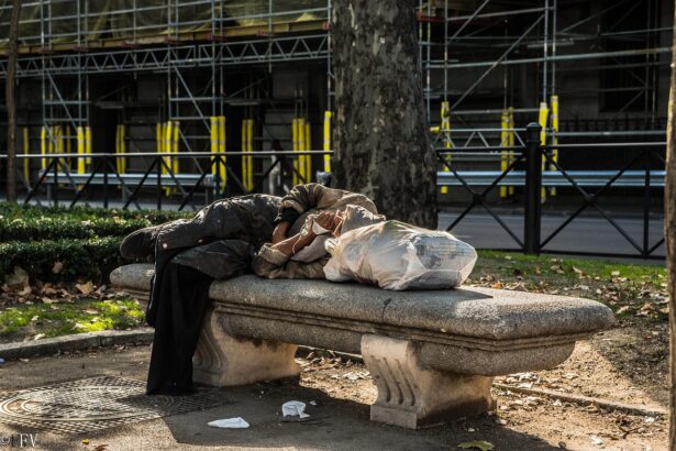Άστεγος πολίτης κοιμάται σε παγκάκι