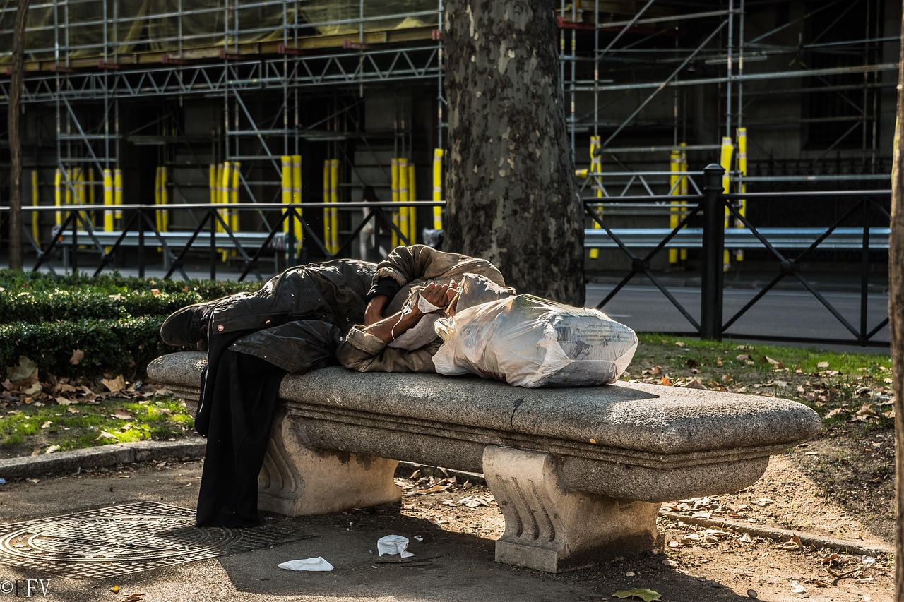 Άστεγος πολίτης κοιμάται σε παγκάκι