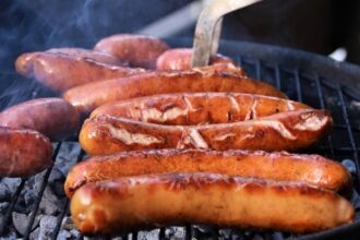 Γερμανικά Bratwurst στη σχάρα