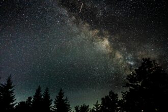 Νυχτερινός καθαρός ουρανός γεμάτος αστέρια πάνω από τη Γερμανία